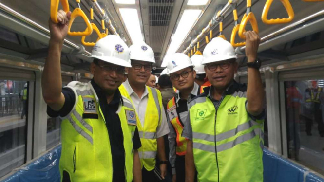 Menteri Perhubungan Budi Karya saat ujicoba LRT di Palembang.