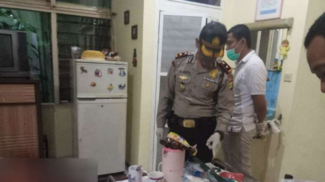 Polisi memeriksa lokasi kejadian nenek tewas di Kebayoran Lama, Jakarta Selatan.