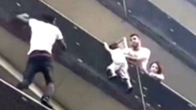 Imigran di Paris selamatkan anak yang tergantung di batas balkon lantai 4
