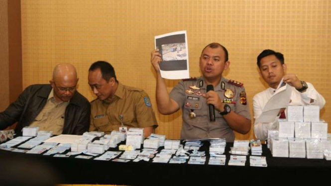 Kepala Polres Bogor AKBP Andi Moch Dicky Pastika mengumumkan hasil investigasi kasus riban keping e-KTP berceceran dalam konferensi pers di kantornya pada Senin, 28 Meri 2018.