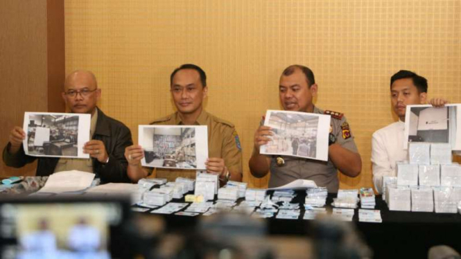 Polisi dan Kementerian Dalam Negeri mengumumkan hasil investigasi kasus ribuan keping KTP berceceran di jalanan Bogor dalam konferensi pers di Markas Polres Bogor pada Senin, 28 Mei 2018.