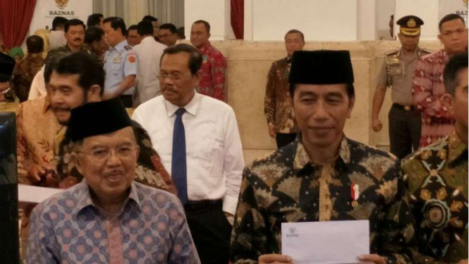 Presiden Jokowi menyalurkan zakat 