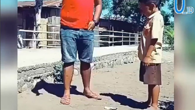 Bapak dan anak menemukan uang di jalan.
