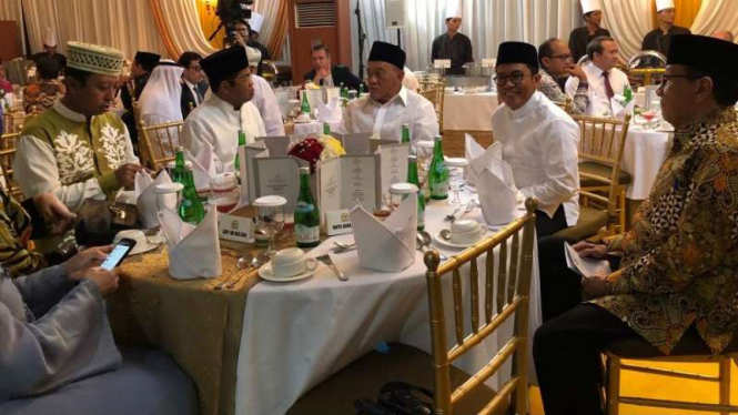 Ketua Dewan Pembina Partai Golongan Karya Aburizal Bakrie (tengah).