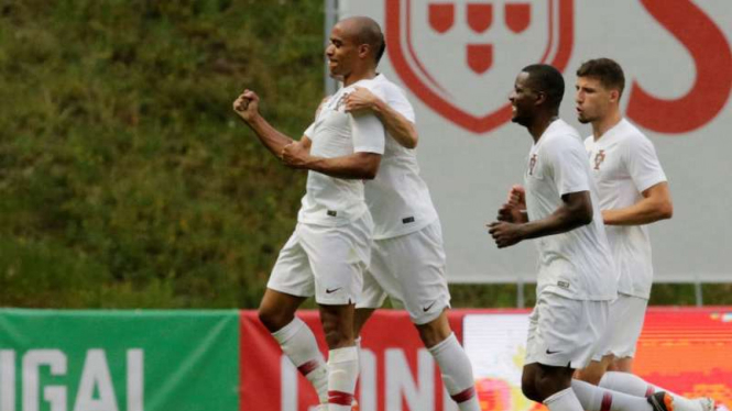 Pemain Portugal rayakan gol Joao Mario.