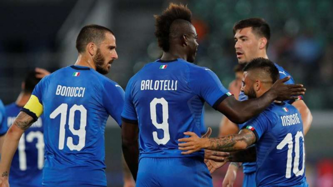 Para pemain Italia saat merayakan gol Balotelli.