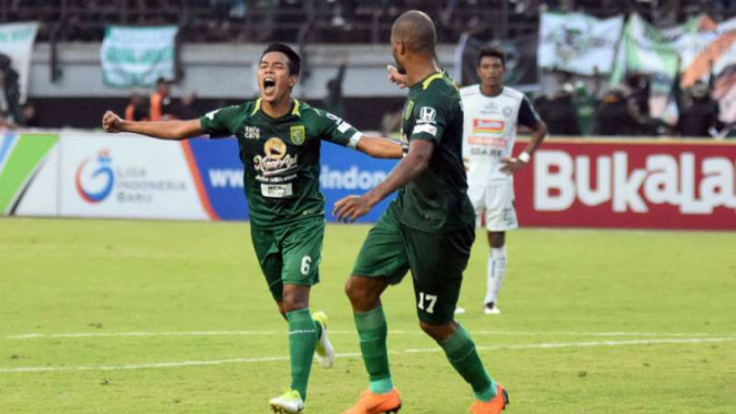Pemain Persebaya Surabaya, Misbakus Solikin rayakan gol.