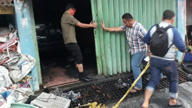 Polisi beri garis di lokasi kebakaran kos Surabaya