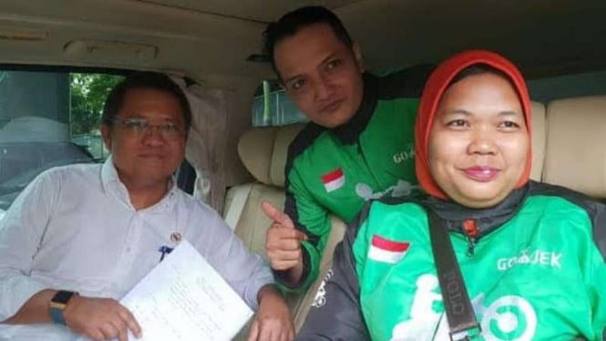 Dua driver Gojek berfoto bersama di mobil Menkominfo Rudiantara.