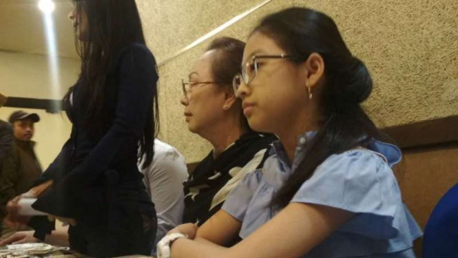 Angeline Natasya Liman (kanan) dan keluarganya dalam konferensi pers di Surabaya, Jawa Timur, pada Selasa, 29 Mei 2018.