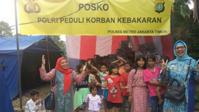 Retno Listyarti Komisioner KPAI mengajak anak-anak korban kebakaran bernyanyi