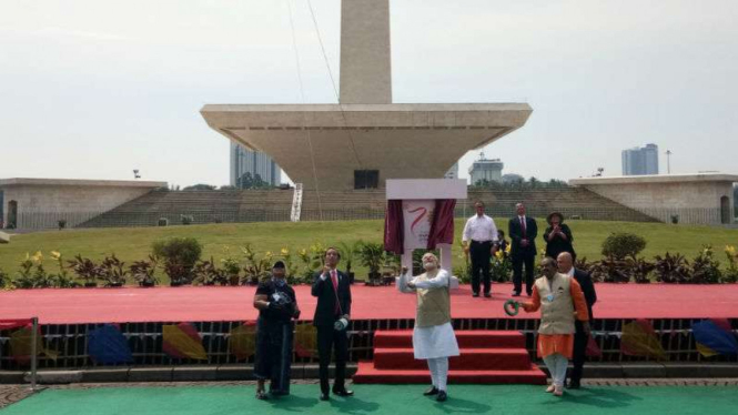 Presiden Joko Widodo bersama PM India Nahendra Modi bermain layangan di Monas