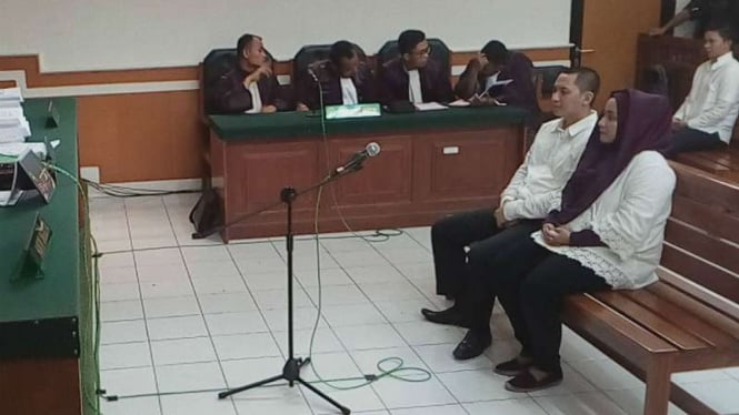Tiga terdakwa perkara penipuan umrah oleh perusahaan PT First Travel menjalani sidang dengan agenda pembacaan vonis di Pengadilan Negeri Depok, Jawa Barat, pada Rabu, 30 Mei 2018.