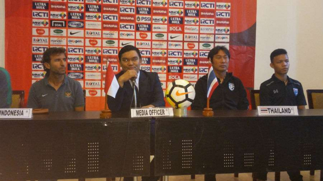  Asisten pelatih Thailand, Naruephon Kaenson (kedua dari kanan)