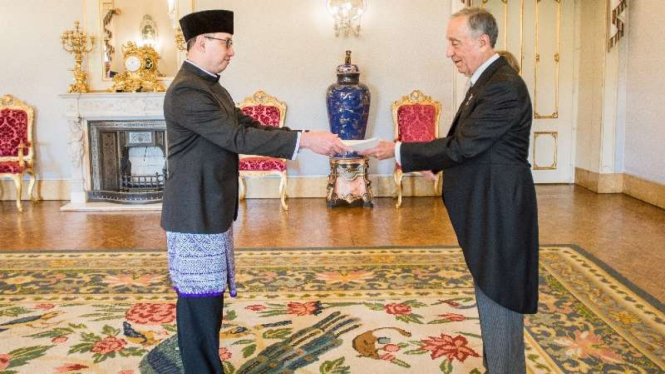 Dubes RI Ibnu Wahyutomo (kiri) menyerahkan Surat Kepercayaan (credentials) Presiden Portugal Marcelo Rebelo de Sousa.