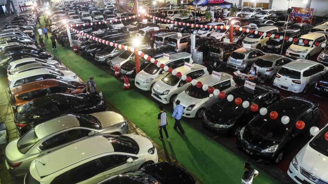 Mobil bekas yang dijual pada ajang Bazaar Mobil Bekas di JX International Convention Hall, Surabaya, Jawa Timur