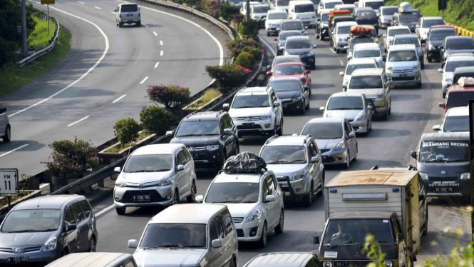 Sorot Mobil Mudik - Mobil berjalan merayap melintas di Tol Dalam Kota, Tembalang, Semarang