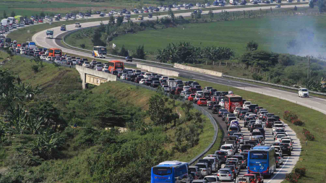 Kendaraan pemudik memadati ruas tol Cipali Palimanan, Cirebon, Jawa Barat.