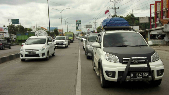 Sorot Mobil Mudik - Kendaraan pemudik melintas di Jalur Pantura, Tegal, Jawa Ten