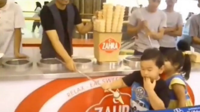 Anak dikerjai pelayan es krim Turki.