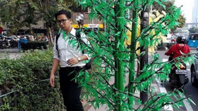 Pohon palsu alias imitasi yang ditanam di jalan Sudirman Thamrin.