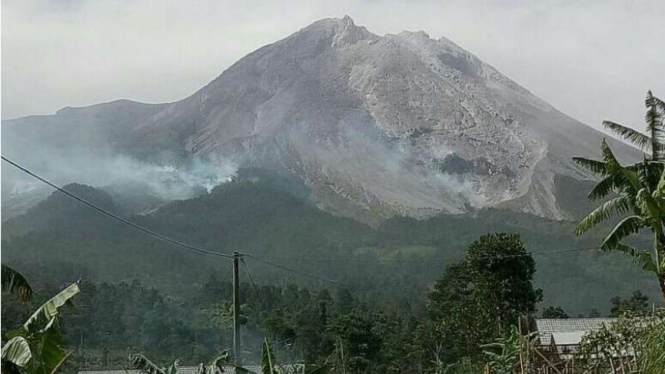 Asap akibat terbakar hutan di Gunung Merapin usai letusan.