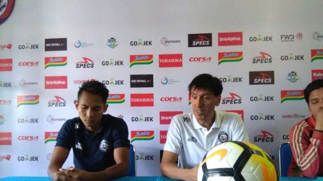 Pelatih Arema FC, Milan Petrovic, dan Hendro Siswanto