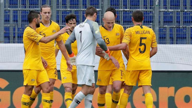 Para pemain Australia rayakan gol ke gawang Republik Ceko.