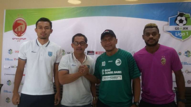 Pelatih Sriwijaya FC, Rahmad Darmawan (memakai baju hijau)