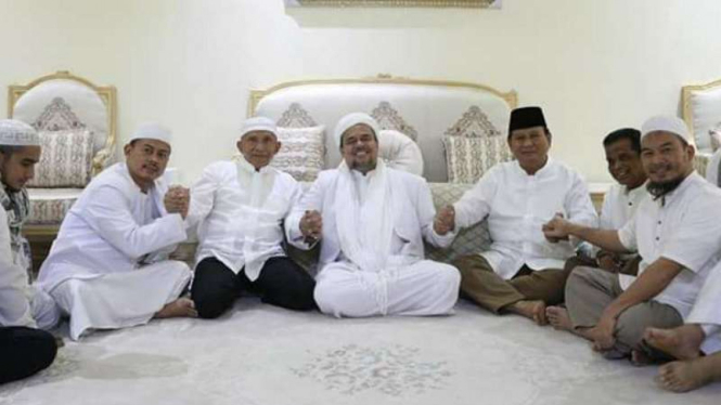 Amien Rais, Prabowo Subianto dan Habib Rizieq bertemu di Mekah, Arab Saudi.
