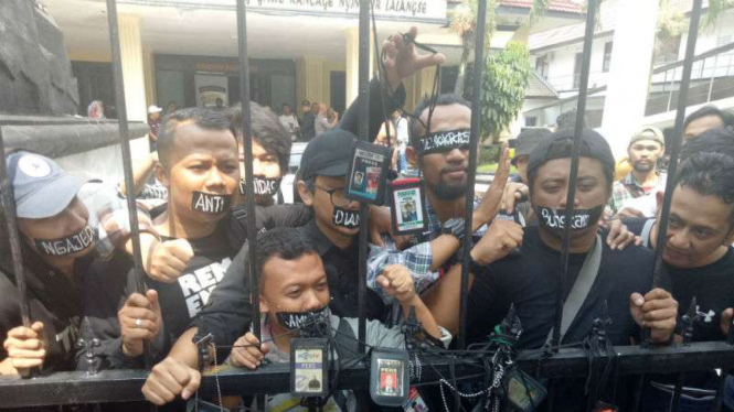 Para jurnalis unjuk rasa terkait penyerangan kantor Radar Bogor.