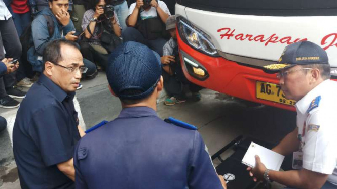 Menteri Perhubungan Budi Karya Sumadi meninjau Terminal Bus Terpadu Pulo Gebang di Jakarta pada Minggu, 3 Juni 2018.