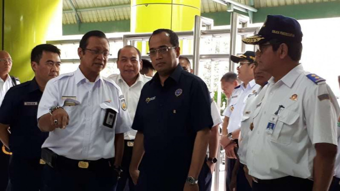 Menteri Perhubungan Budi Karya Sumadi meninjau persiapan mudik di Stasiun Gambir