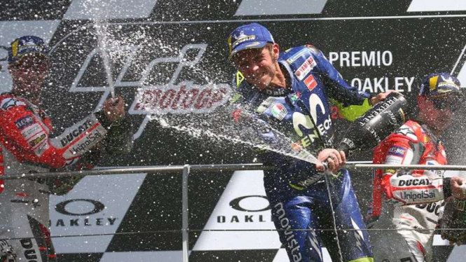 Selebrasi Valentino Rossi di podium MotoGP Italia