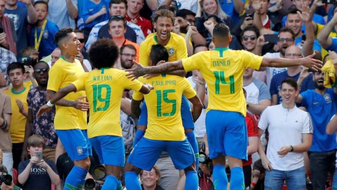 Selebrasi para pemain Brasil merayakan gol Neymar