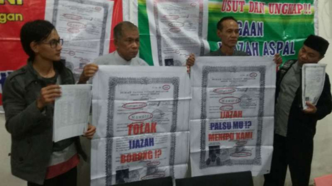 Sejumlah warga melaporkan seorang calon wakil gubernur Sumatra Selatan bernama Mawardi Yahya kepada polisi atas dugaan pemalsuan ijazah di Palembang pada Minggu malam, 3 Juni 2018.