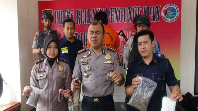 Polres Bogor merilis tersangka dan barang bukti kasus rokok dan teh narkoba