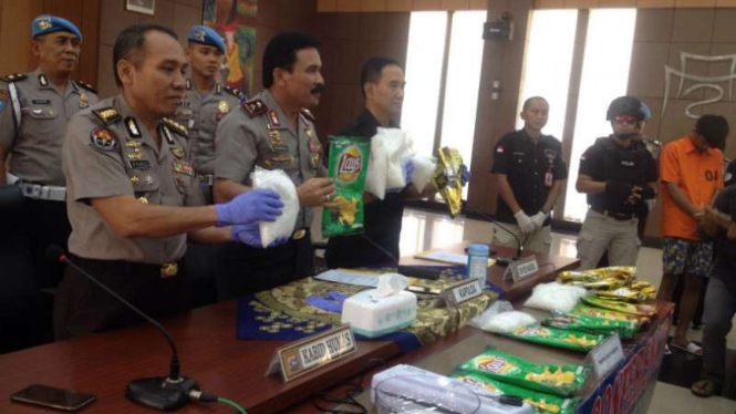 Kepolisian Daerah Sumatra Barat merilis pengungkapan upaya penyelundupan sabu-sabu seberat lima kilogram asal Malaysia di Padang pada Senin, 4 Juni 2018.