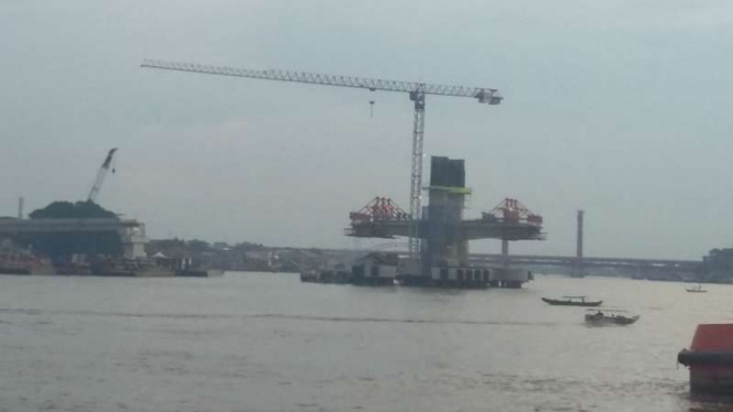 Proses pengerjaan pembangunan Jembatan Musi IV di Palembang, Sumatra Selatan.