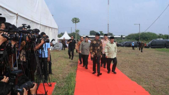 Menteri Agama Lukman Hakim Saifuddin bersama Presiden Joko Widodo dan Wapres JK