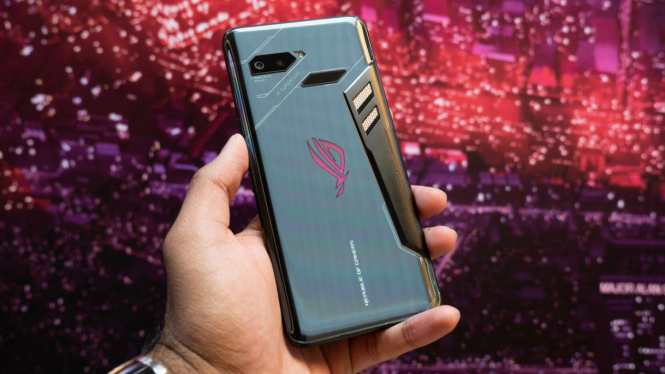 ROG Phone milik Asus.