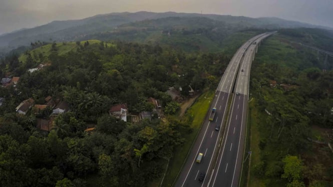 Sorot Jalur Mudik - Arus lalu lintas di jalan Tol Cipularang