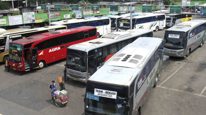 Angkutan bus di Terminal Induk Bekasi, Bekasi, Jawa Barat
