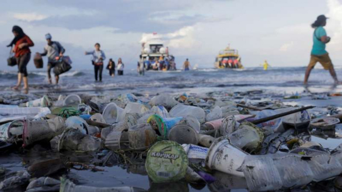 Sampah limbah plastik di pinggir pantai.