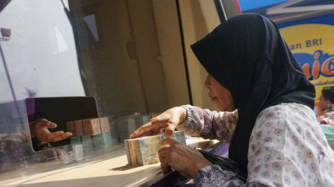 Di Kampung Jokowi, Warga Antre Tukar Uang sejak Subuh 