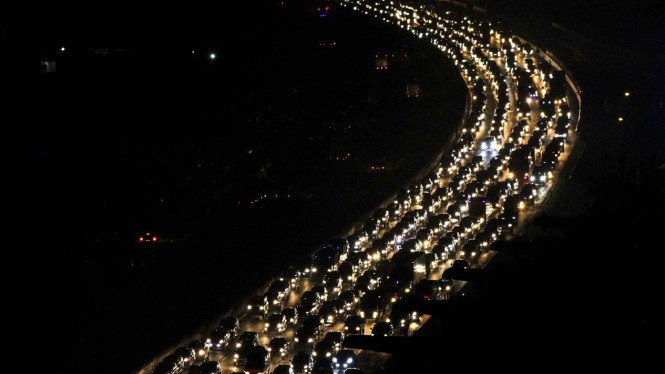 Sorot Jalur Mudik - Arus lalu lintas di jalan Tol Jakarta-Cikampek