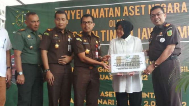 Kepala Kejaksaan Tinggi Jawa Timur Sunarta dan Wali Kota Surabaya Tri Rismaharini dalam penyerahan aset di Gelora Pancasila Surabaya, Jawa Timur, pada Selasa, 5 Juni 2018.