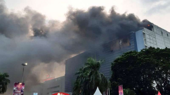 Kebakaran di Gedung PRJ Kemayoran.