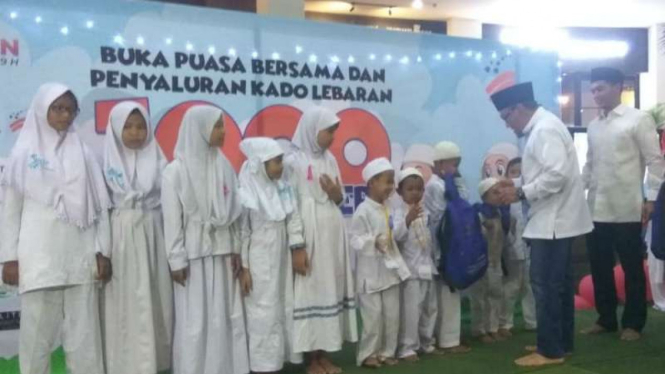 Pengusaha Aburizal Bakrie dan Anindya N. Bakrie membagikan kado lebaran