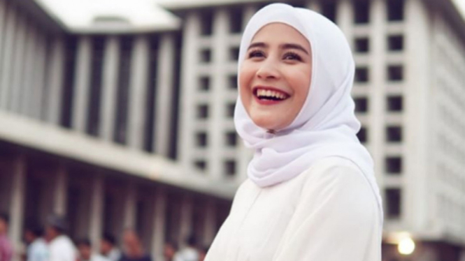 Prilly Latuconsina berhijab